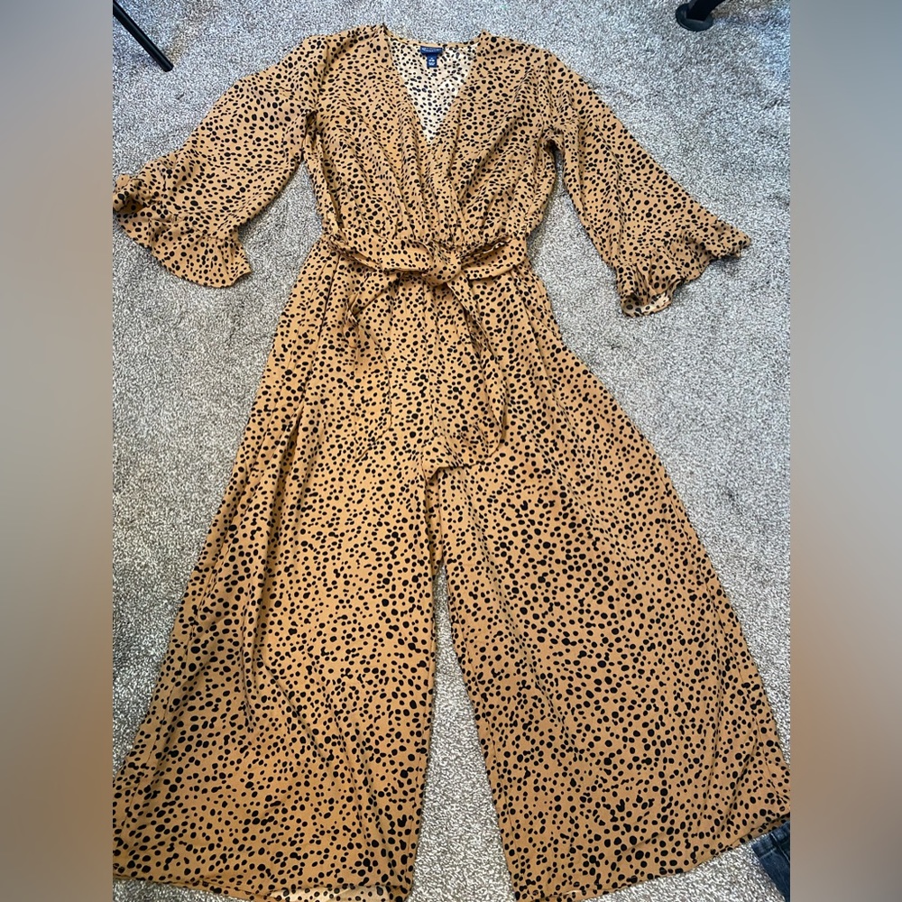 Like New!  Flattering Printed V-Neck Pant Romper Outfit